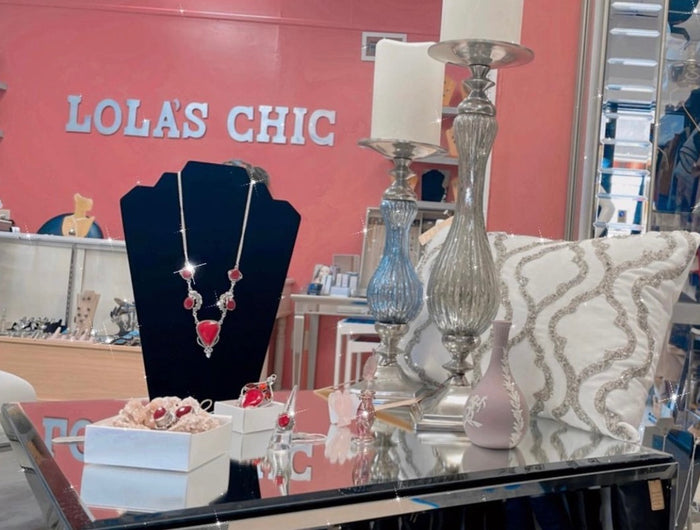 <h3><strong>Lola’s Chic – Bold Fashion in Worcester</strong></h3>