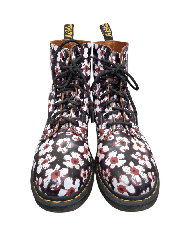 lightly used doc martin boots size 9